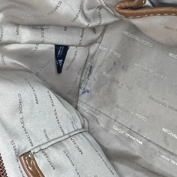 MICHAEL KORS Tan Tote snap closure 4 outside pockets. Adjustable Straps - Picture 12 of 14